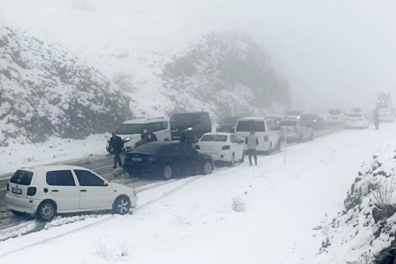Malatya– Çelikhan Yolunda Yoğun Kar ve Tipi Ulaşımı Aksattı