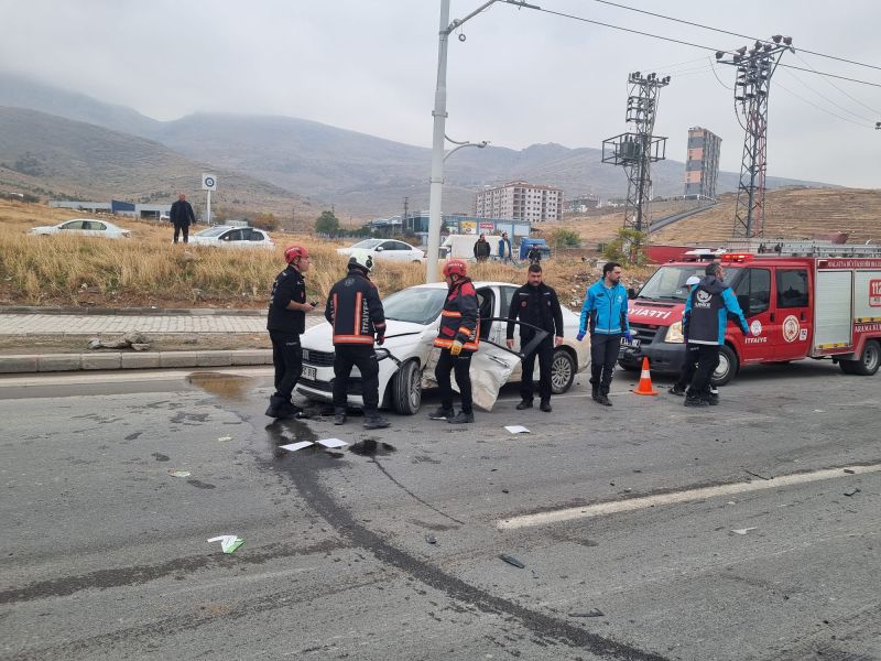 Malatya Elazığ Karayolunda İki Otomobil Çarpıştı: 2 Yaralı