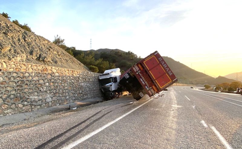 Doğanşehir Erkenek’te Tır Devrildi: 1 Yaralı