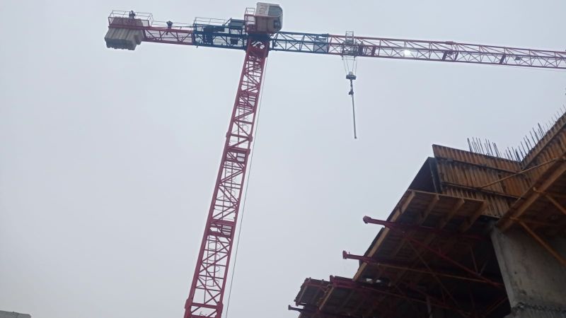 Paralarını Alamayan İşçiler İsyan Edip Kule Vinçe Çıktı