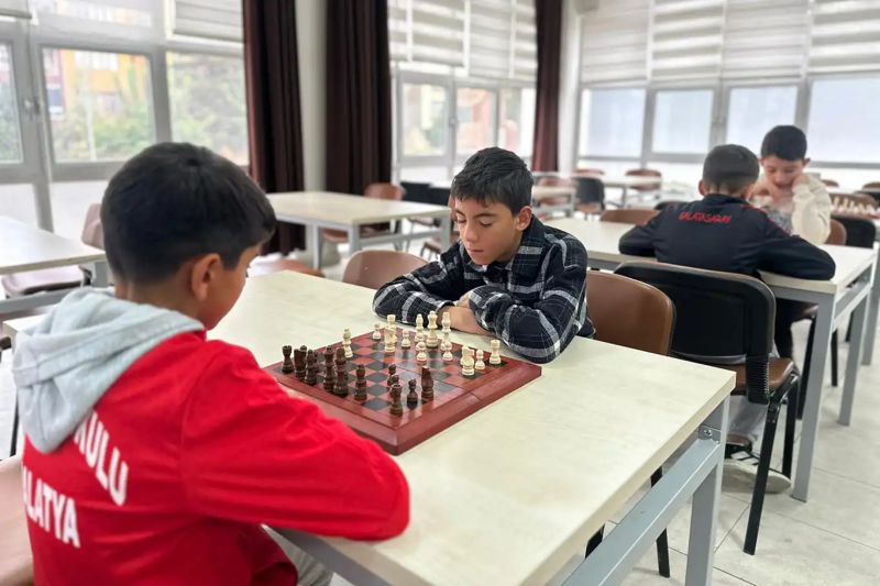 Malatya’da öğrenciler satranç turnuvasında kıyasıya yarıştı