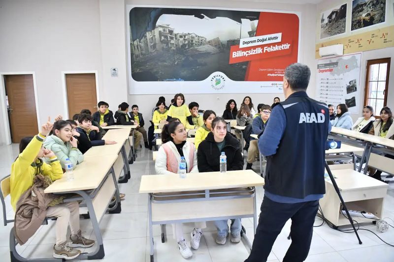 Yeşilyurt'ta öğrencilere uygulamalı deprem eğitimi