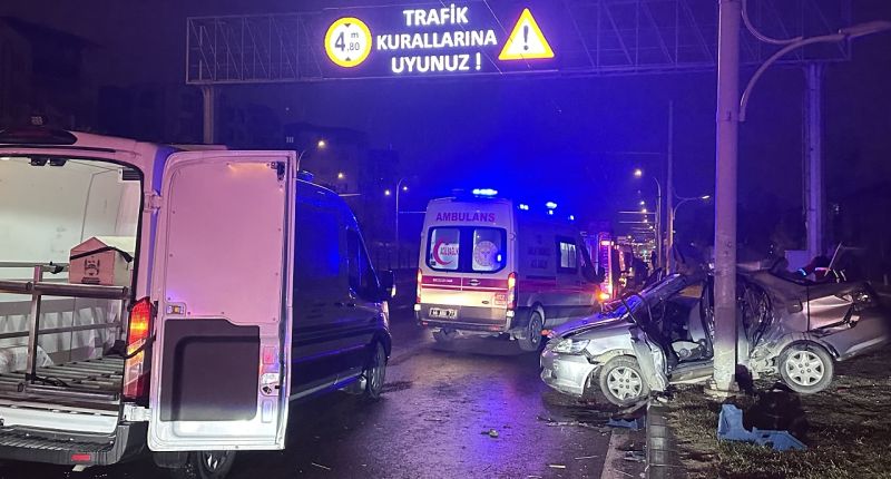 Gece Yarısı Feci Kaza; Trambüs Direğine çarpan otomobilde bir kişi öldü