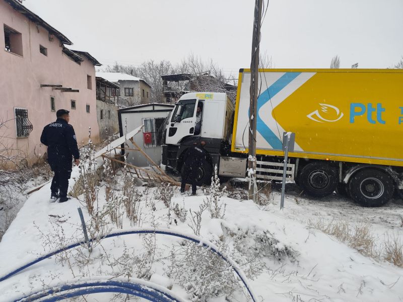 PTT Kargo Aracı Karlı Yolda Kontrolden Çıktı