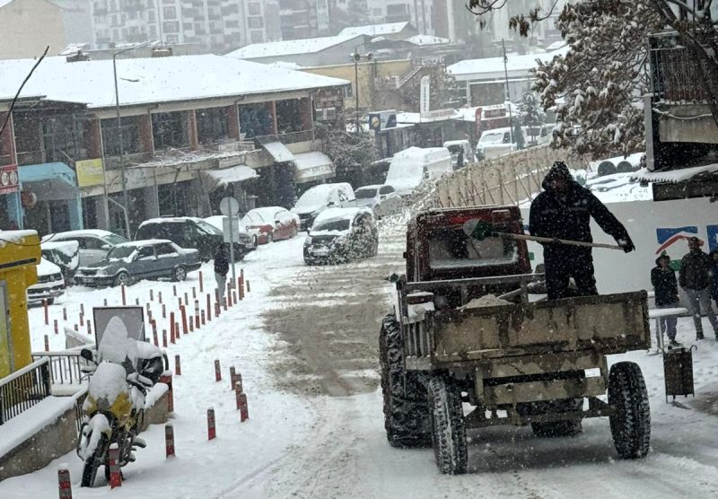 Darende’de Yoğun Kar Yağışı: Bazı Yollar Ulaşıma Kapandı