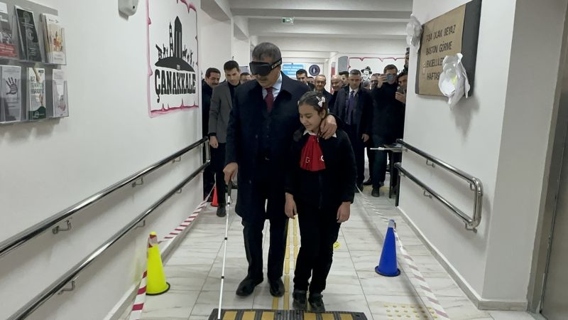 Bakan Tekin Malatya’da Görme Engelli Öğrencilerle Bir Araya Geldi