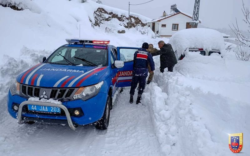 Yoğun Kar Yağışında Mahsur Kalan 47 Vatandaş Kurtarıldı