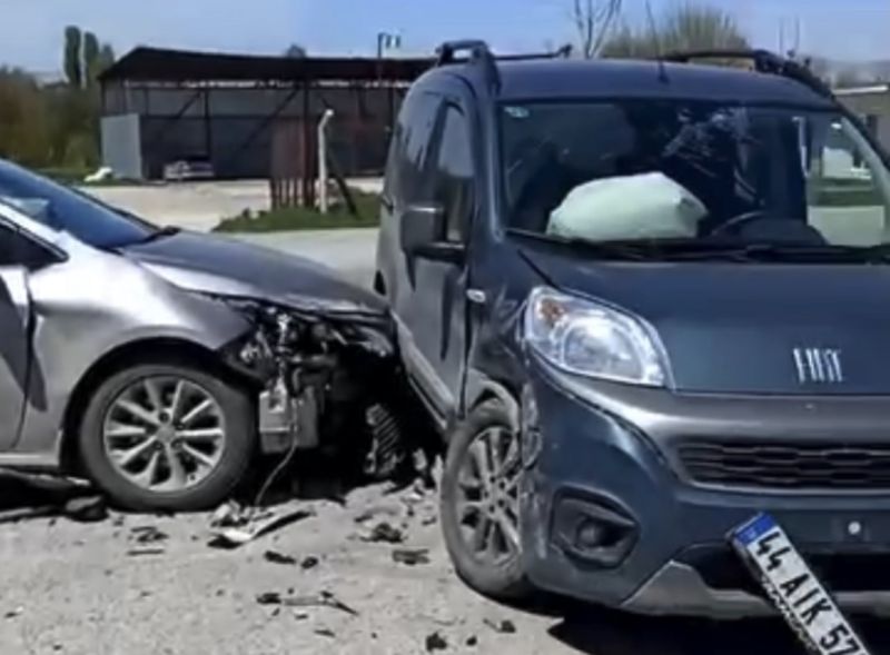 Dilek Mahallesi’nde Trafik Kazası: 4 Yaralı