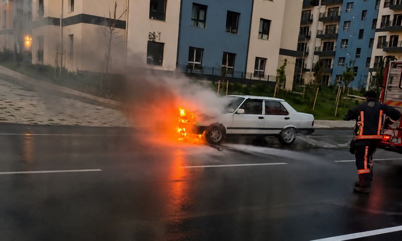 Araç Yangını Paniğe Neden Oldu