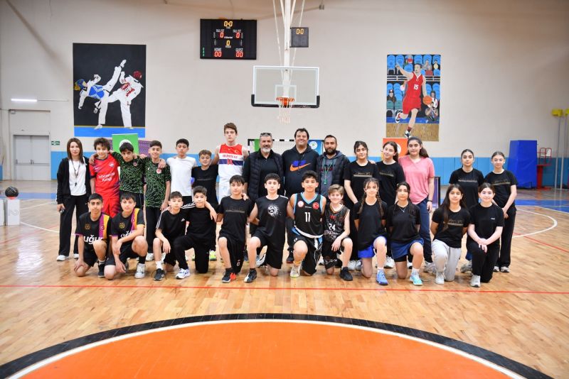 Yeşilyurt Belediyesi’nin Basketbol Turnuvasında Dostluk ve Rekabet Bir Arada Yaşandı