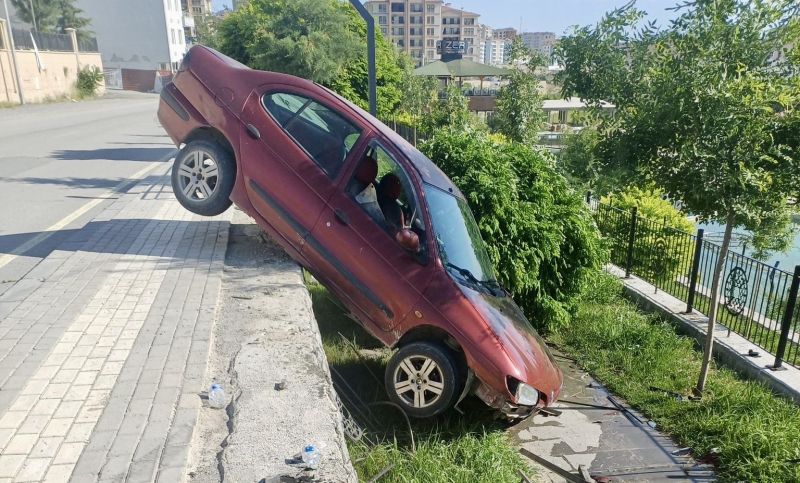 Otomobil Dereye Düşmekten Son Anda Kurtuldu