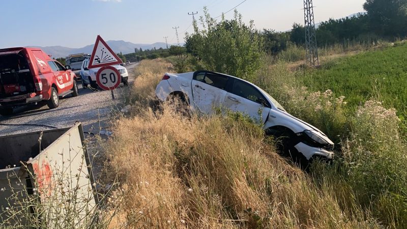 Doğanşehir’de Kamyonet ile Otomobil Çarpıştı: 3 Yaralı