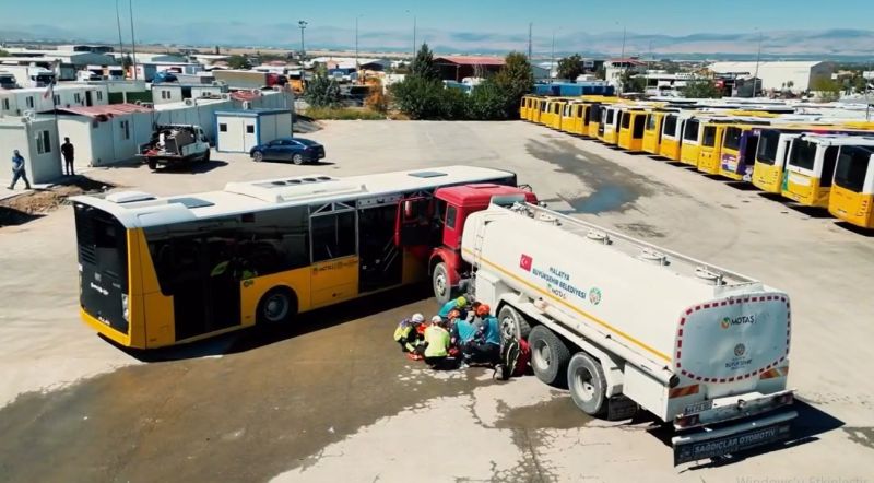 Otobüsle Tanker Çarpıştı, Ekipler Seferber Oldu