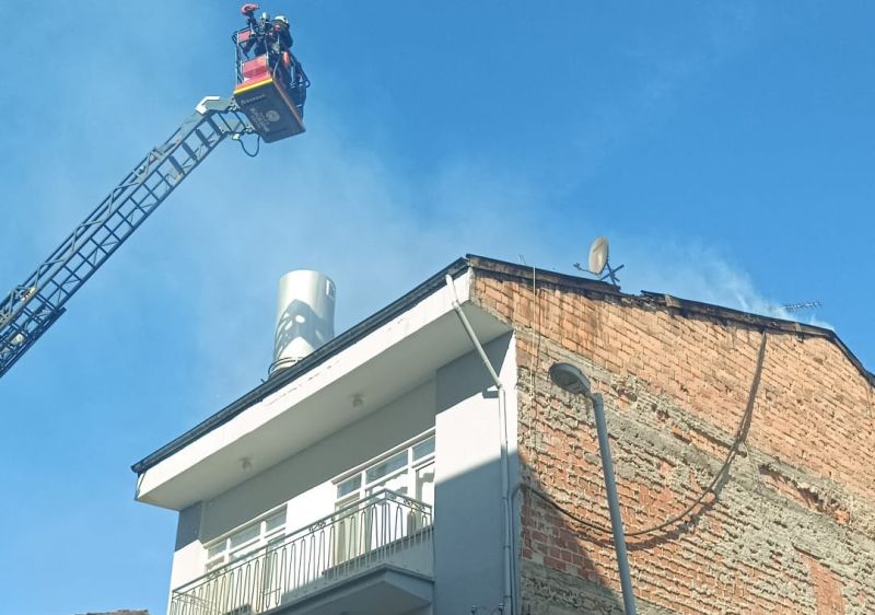 Hamidiye Mahallesi’nde Korkutan Çatı Yangını: İtfaiye Ekipleri Hızla Müdahale Etti