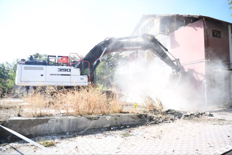 Yeşilyurt’ta Risk Oluşturan Metruk Bina Yıkıldı