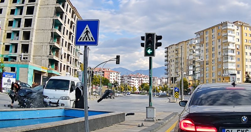 Malatya’da Korkutan Kaza Kamerada: İki Kadın Kıl Payı Kurtuldu, 1 Yaralı