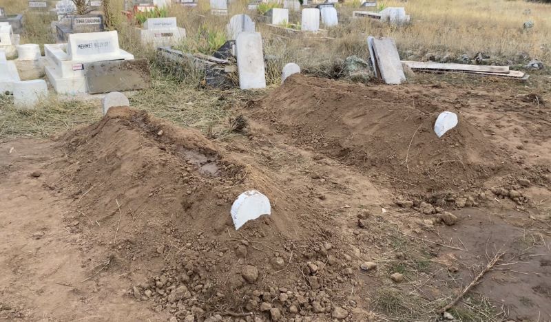 Anne ve Oğlu Yan Yana Toprağa Verildi: Aile İki Acıyı Birden Yaşadı