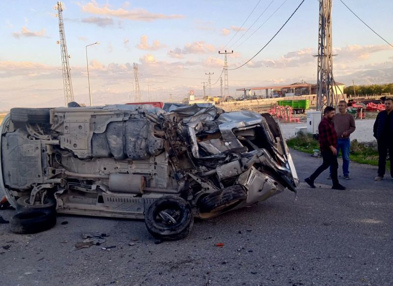 Yazıhan'da Minibüs İle Otomobil Çarpıştı: 1’i Ağır 3 Yaralı