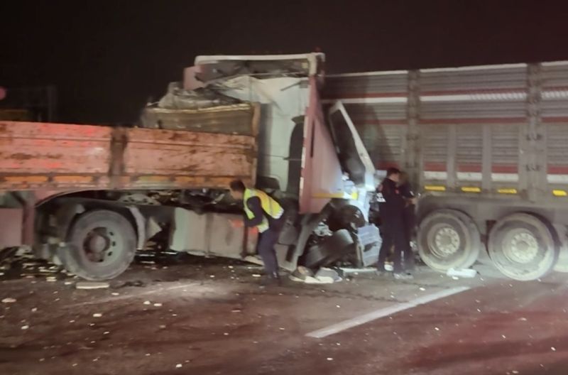 Malatya-Elazığ Yolunda 3 Tır Birbirine Girdi: 1 Ölü