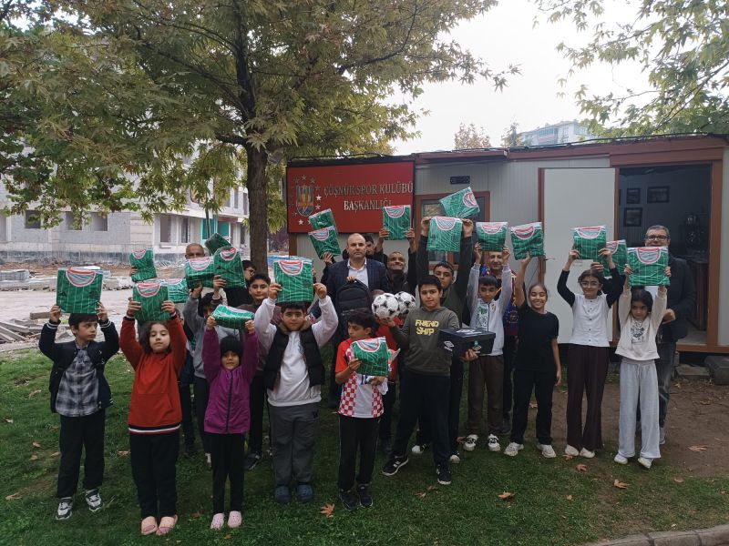 Malatya’da Minik Ressamlar Cumhuriyet Coşkusunu Resimlerine Yansıttı