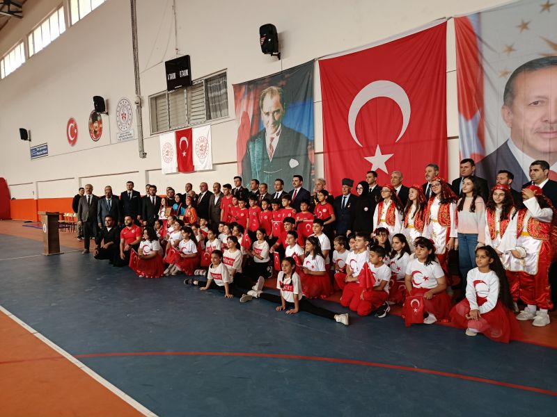 Darende’de Cumhuriyet Coşkusu Salona Sığmadı