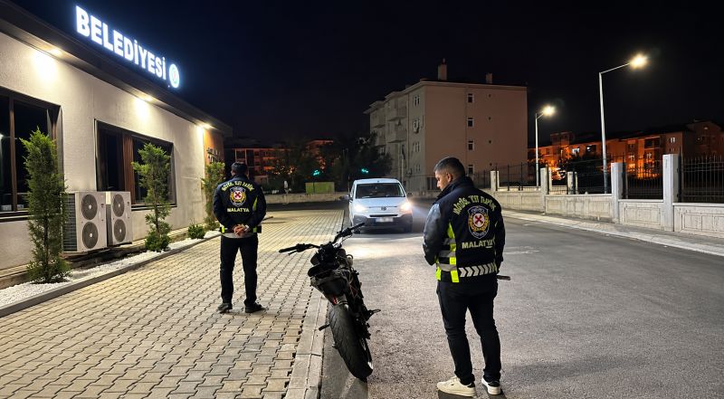 Malatya’da Sivil Trafikten Kaçamadı: Plakasız ve Belgesiz Motosiklete 1 Ay Otopark Cezası!