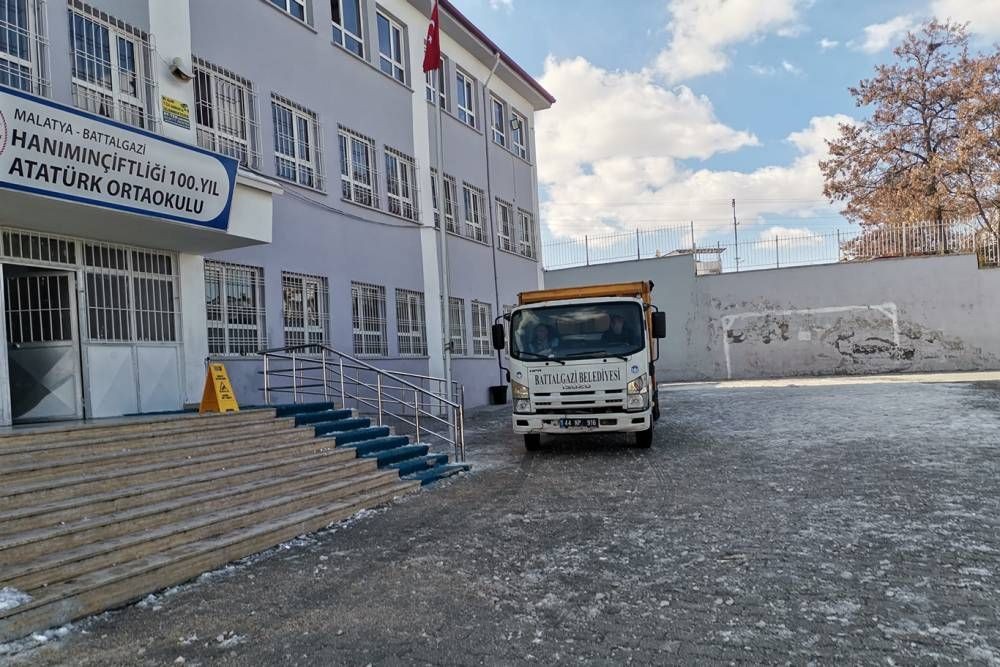 Battalgazi Belediyesi'nden yol ve okul bahçelerinde tuzlama çalışması