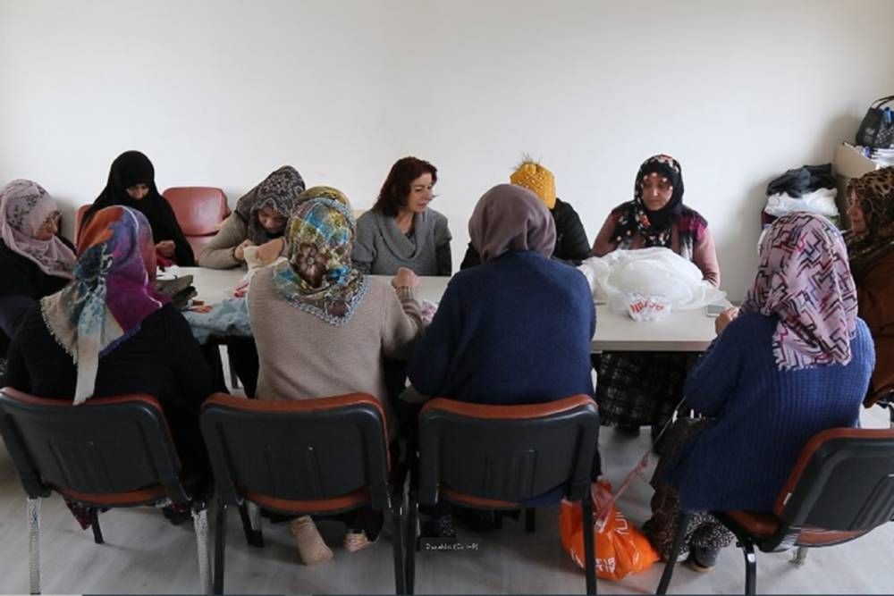 Köy kadınları hem üretiyor hem öğreniyor