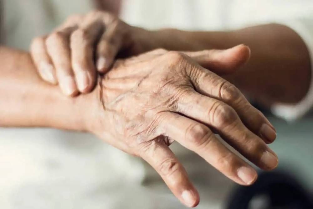 Dinlenirken ortaya çıkan titremeler Parkinson belirtisi olabilir