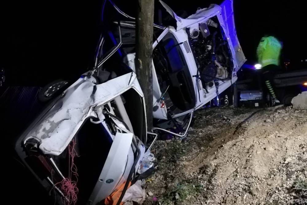 Kontrolden çıkan otomobil direğe çarptı: 1 ölü, 2 yaralı