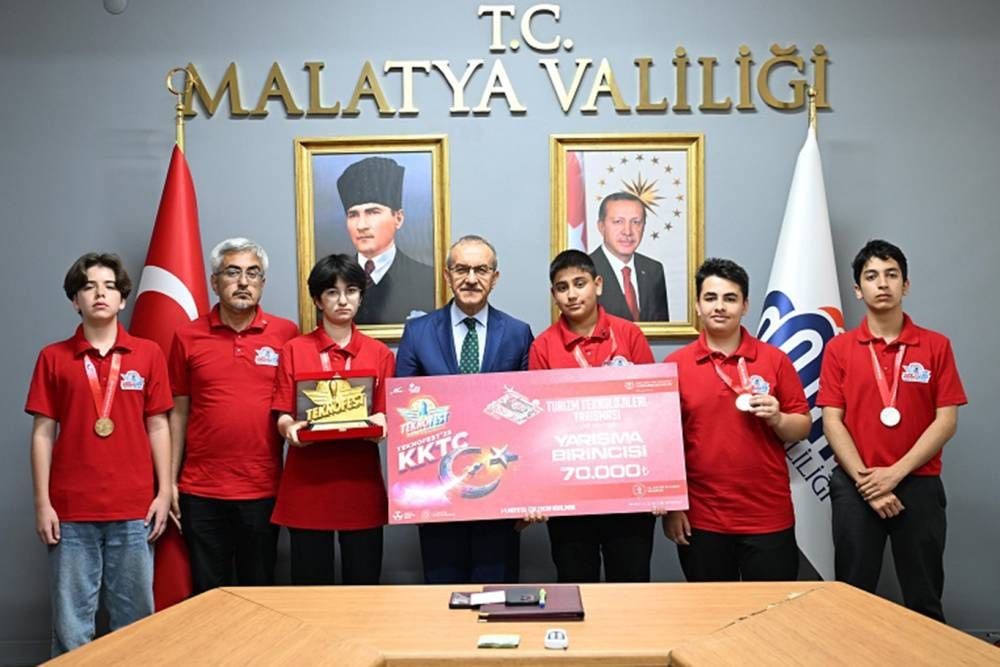 Teknofest şampiyonları Vali Yavuz'u ziyaret etti