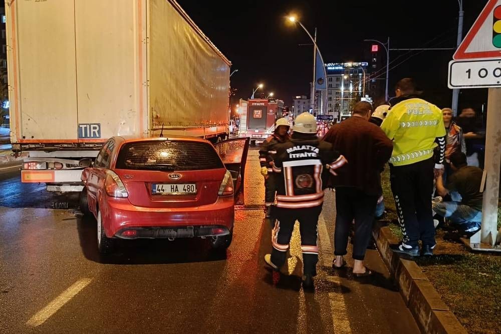 Tır ile otomobil çarpıştı: 3 yaralı