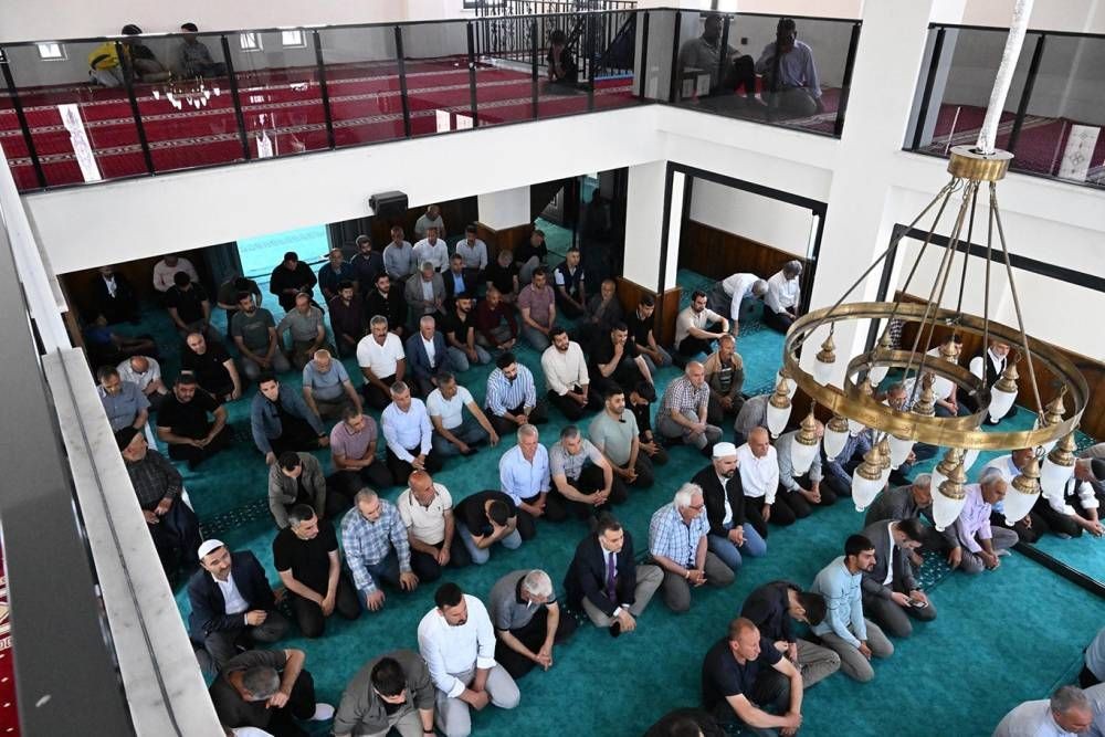 Depremde yıkılan Evliyaoğlu Camii, yeniden inşa edilerek ibadete açıldı