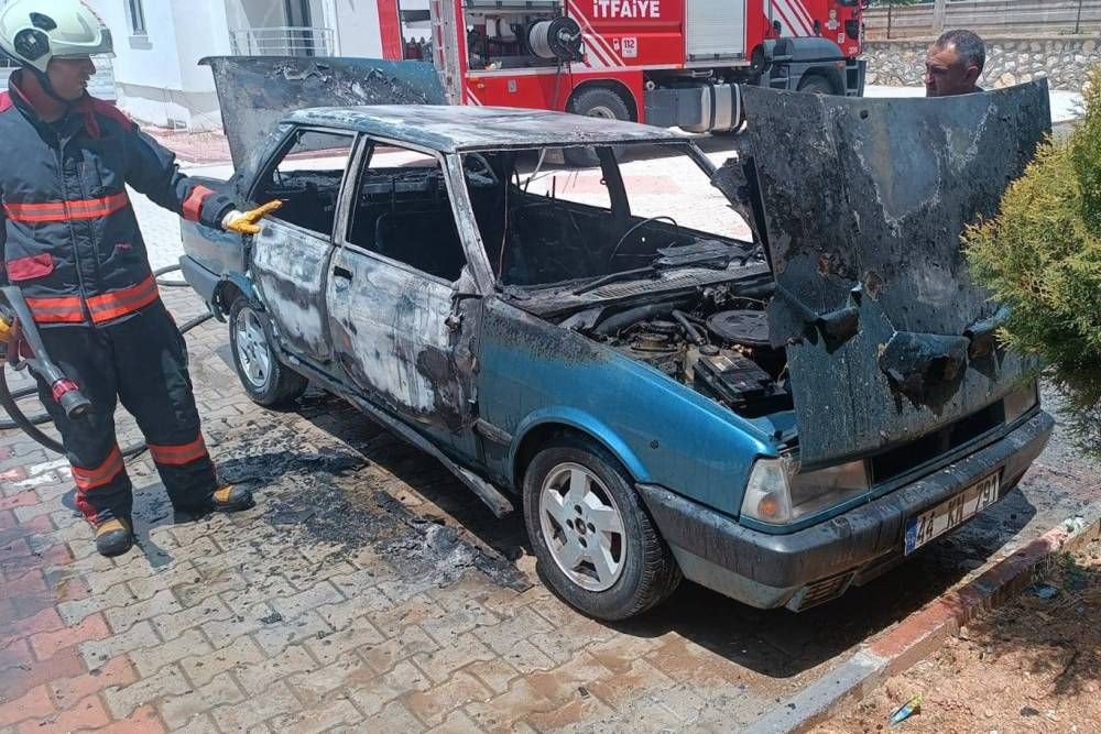 Park halindeki otomobil alev aldı