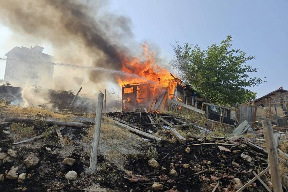 Barakada çıkan yangın korkuttu