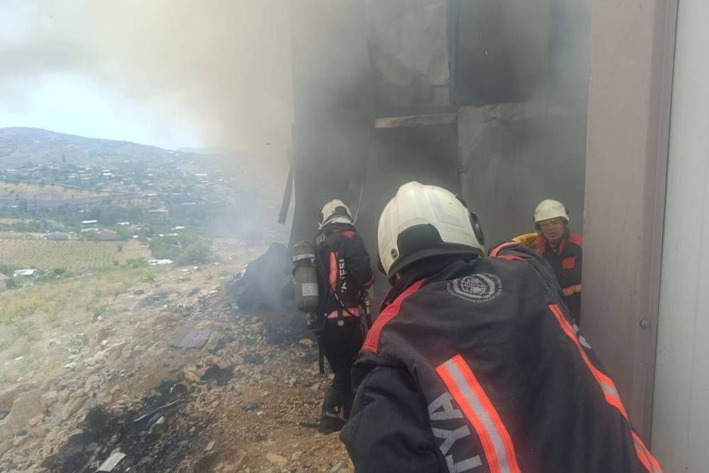 İnşaat işçilerinin kaldığı şantiyede korkutan yangın