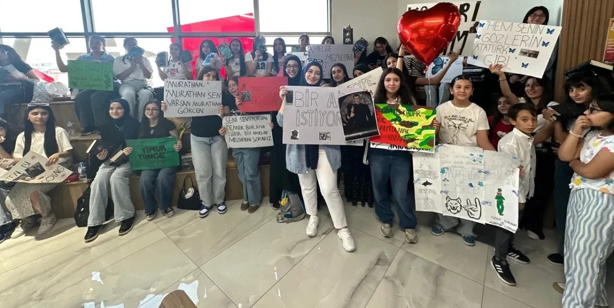 Gençlerin Gönlünde Taht Kuran Yazar Loresima, Malatya'da Okurlarıyla Buluştu