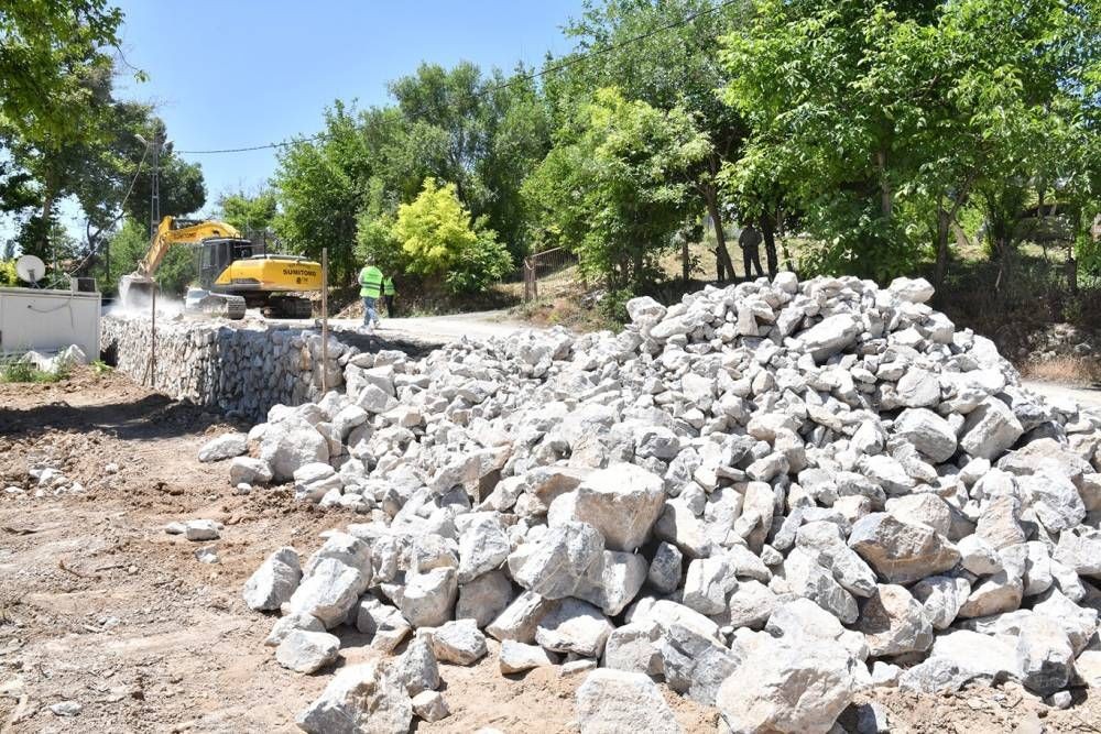 Malatya'da yol güvenliği için taş duvar çalışması yapıyor