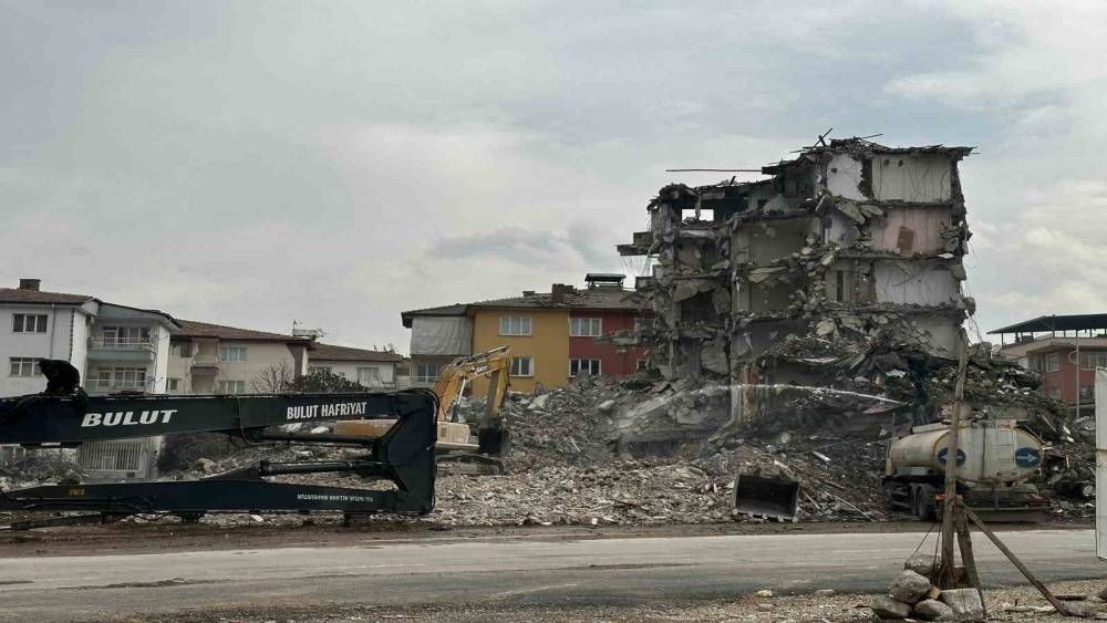 Malatya’da ağır hasarlı binaların yıkımları sürüyor