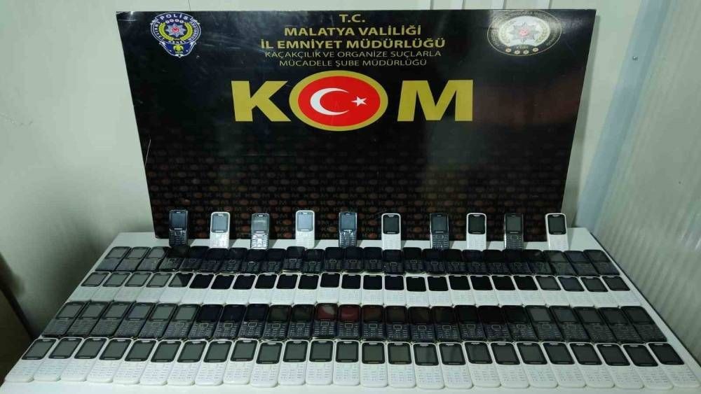Malatya’da kaçak cep telefonları ele geçirildi