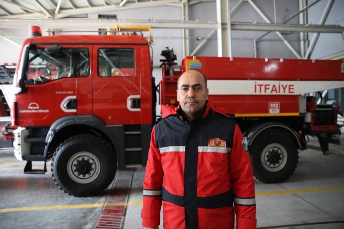 Depremde 500'den fazla kişiyi enkazdan çıkaran itfaiyeciler can kurtarmaya devam ediyor