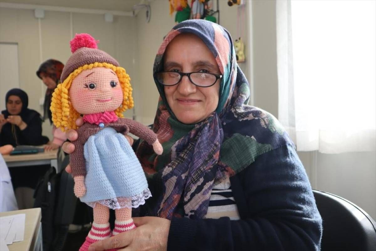 Depremzede kadınlar amigurumi bebek üreterek afetin etkisinden uzaklaşıyor