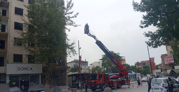 Ağır Hasarlı Binaların Çatısından Sarkan Bölümler İtfaiye Ekiplerince Söküldü