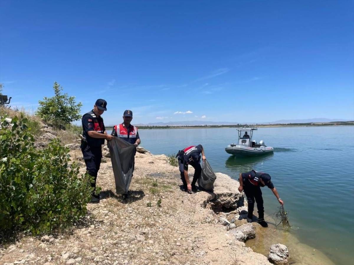 Jandarma dalış ekipleri su altında ve kıyı kesimlerde atık maddeleri topladı