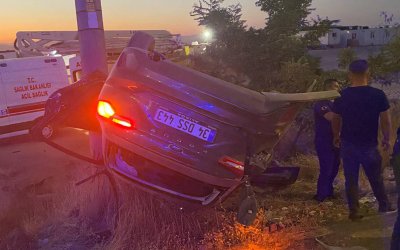 Sürücünün direksiyon hâkimiyetini kaybettiği otomobil takla attı: 3 yaralı