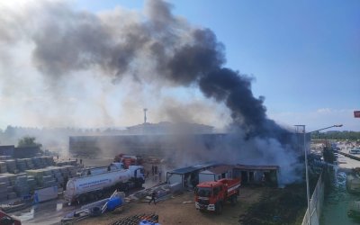 Hırdavatçı alışveriş merkezinde büyük yangın çıktı