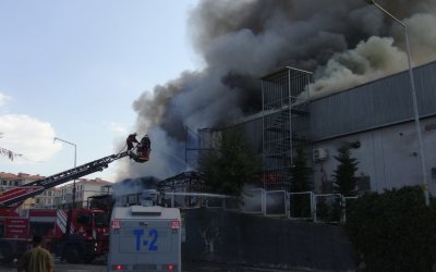 İnşaat malzemelerinin satıldığı bayide çıkan yangın kontrol altına alındı