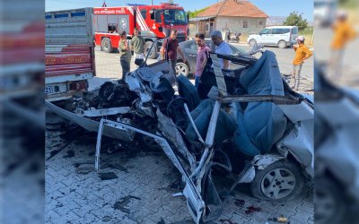 Kazaya karışan otomobil hurda yığınına döndü: 1 ölü 1 yaralı