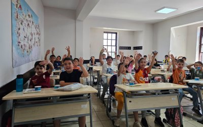 Büyükşehir Belediyesi'nin Yaz Okulu'na katılan öğrenciler hem öğreniyor hem eğleniyor