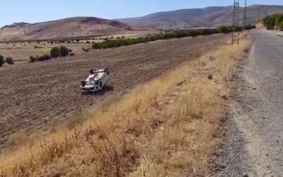 Direksiyon başında uyuyunca otomobil takla attı